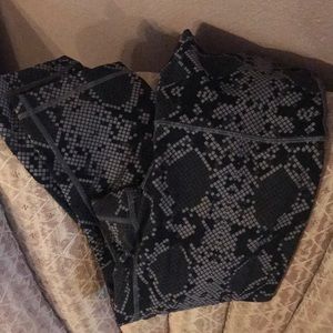 Lululemon capris snakeskin black and gray